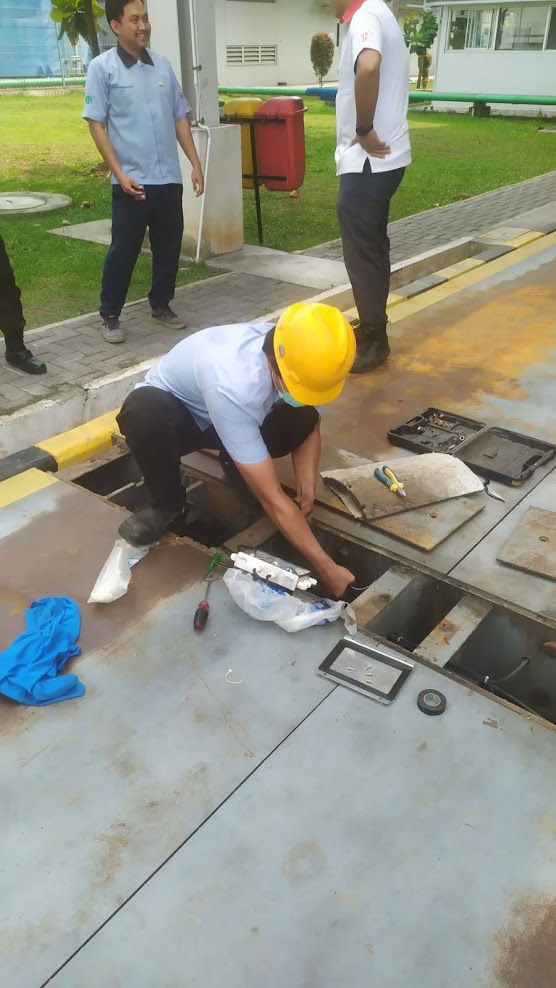 Teknisi di pit scale